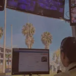 porteira de empresa de portaria na guarita realizando atendimentos