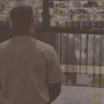 porteiro de empresa de portaria na guarita